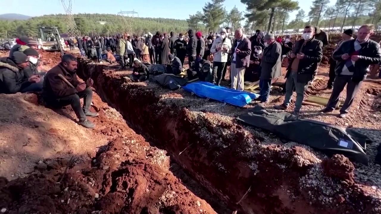 Quake survivors in Turkey bury the dead